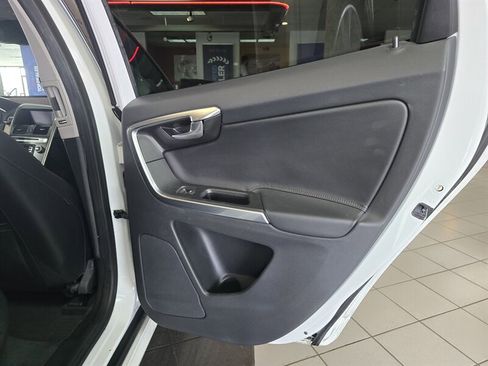 Used 2015 Volvo XC60 T5 Premier w/ Proximity Package image 15