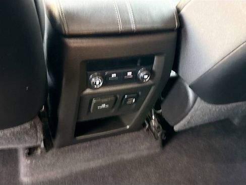 Used 2018 Chevrolet Traverse LT FWD image 28