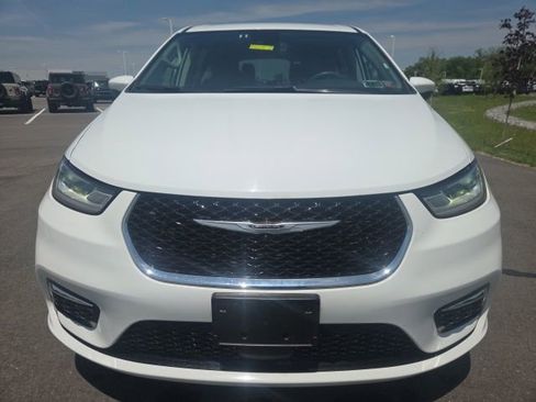 Used 2023 Chrysler Pacifica Touring-L FWD image 3