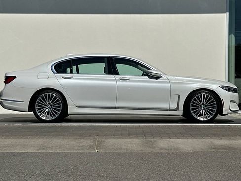 Used 2022 BMW 740i w/ Premium Package RWD image 2