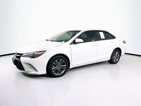 Used 2017 Toyota Camry SE image 3