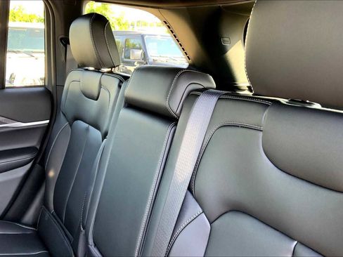 New 2025 Jeep Grand Cherokee Limited w/ Black Appearance Package image 18