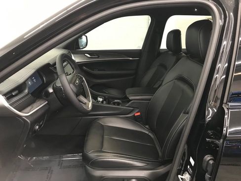 Used 2025 Jeep Grand Cherokee Limited image 12