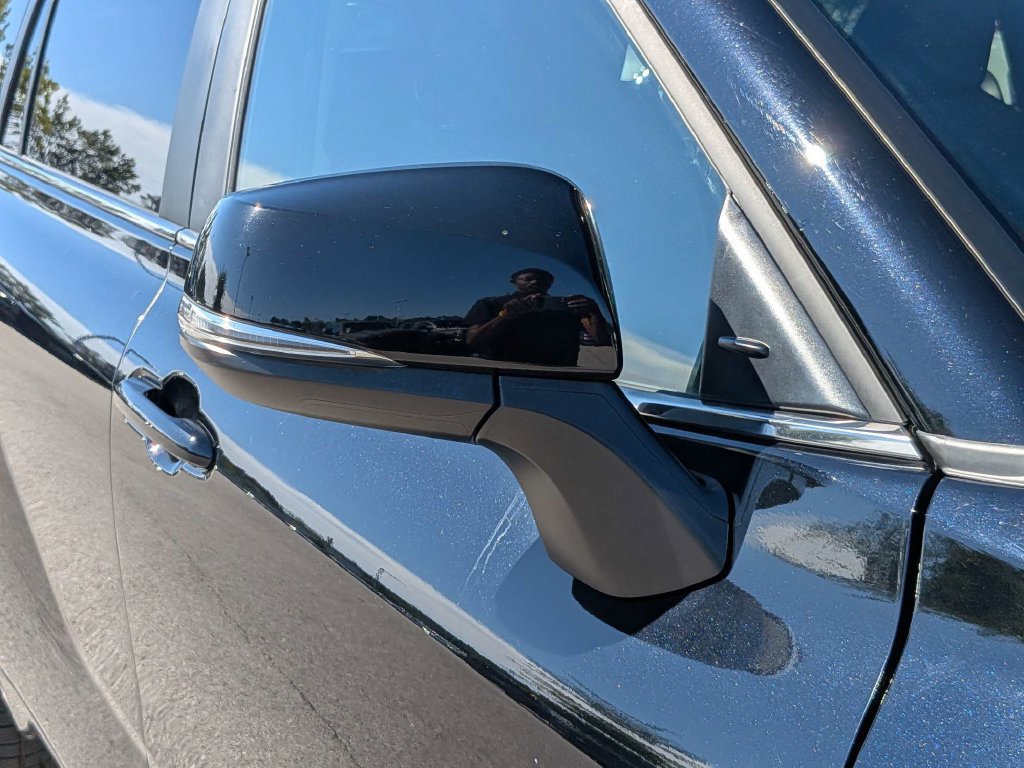Used 2025 Toyota Highlander LE FWD image 11
