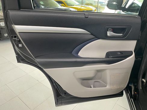 Used 2017 Toyota Highlander XLE image 19