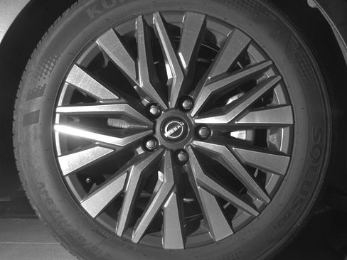 Used 2025 Nissan Altima 2.5 SV FWD image 13