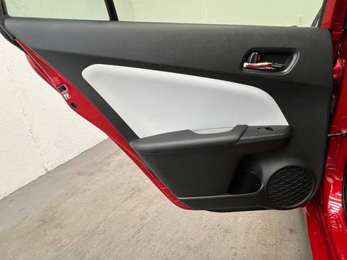 Used 2019 Toyota Prius LE FWD image 9