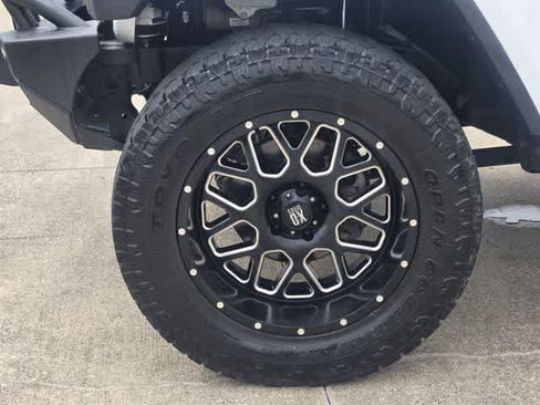 Used 2018 Jeep Wrangler Unlimited Sahara AWD/4WD image 7