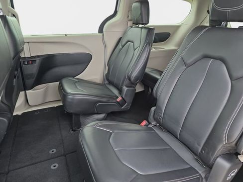 Used 2023 Chrysler Pacifica Touring-L FWD image 18