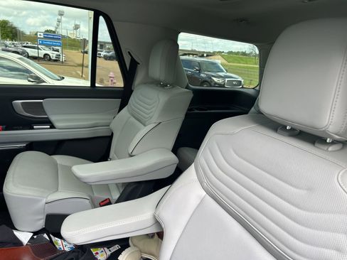 Used 2025 Ford Expedition Platinum w/ Platinum Ultimate Package image 27