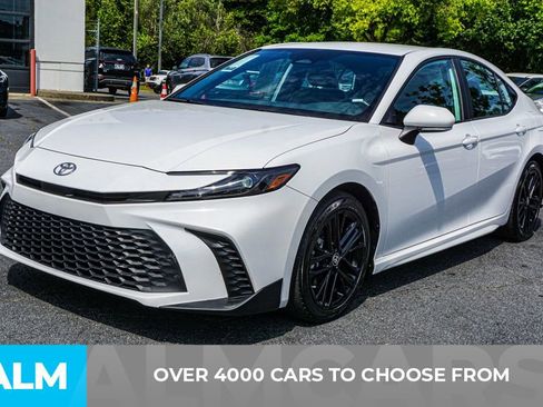 Used 2025 Toyota Camry SE image 3