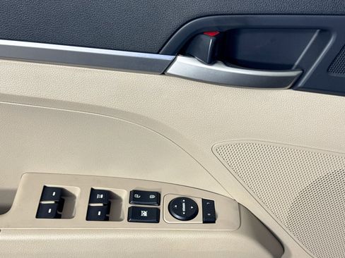 Used 2020 Hyundai Elantra SE image 18