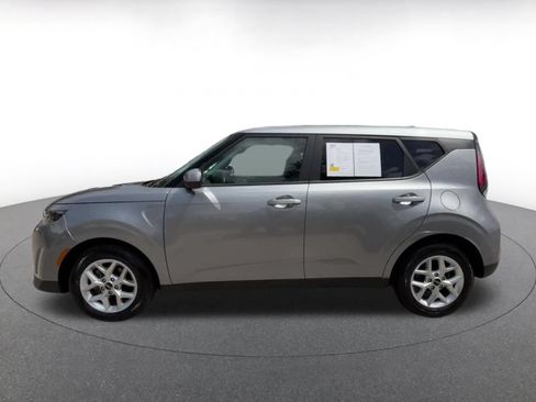 Used 2025 Kia Soul LX w/ LX Technology Package FWD image 9