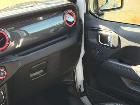 Used 2022 Jeep Wrangler Unlimited Sahara image 14