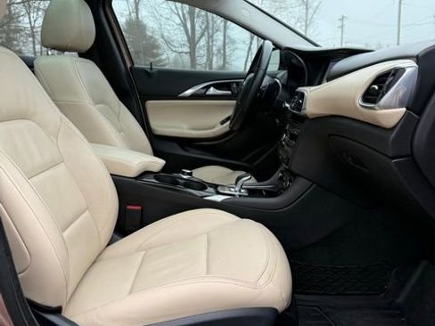 Used 2017 INFINITI QX30 Premium w/ Navigation Package image 15