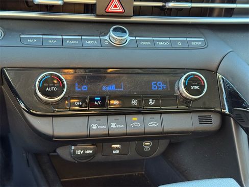 Used 2024 Hyundai Elantra Blue image 28