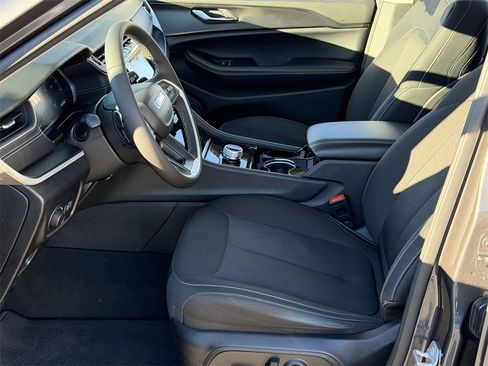 Used 2023 Jeep Grand Cherokee L Laredo image 18