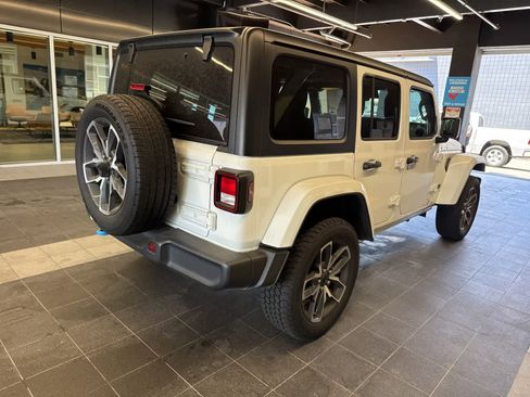 Used 2024 Jeep Wrangler Unlimited AWD/4WD image 15