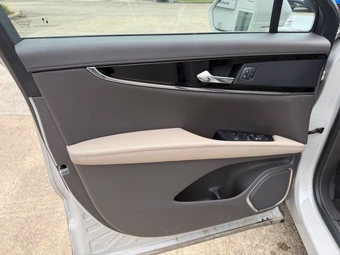 Used 2022 Lincoln Nautilus FWD w/ Premium Package image 10