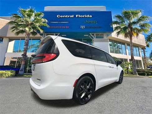 New 2026 Chrysler Pacifica Limited w/ S Appearance Package image 5