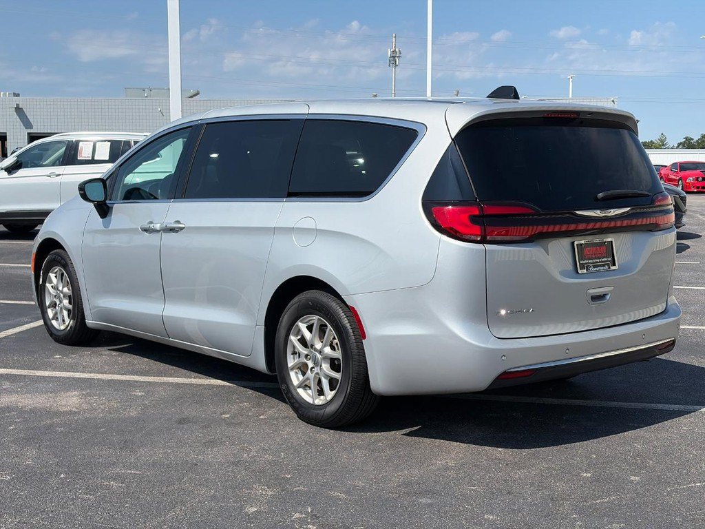 Used 2024 Chrysler Pacifica Touring-L FWD image 6