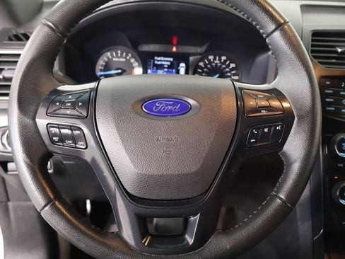 Used 2017 Ford Explorer XLT image 3