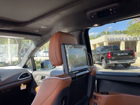 New 2026 Chrysler Pacifica Pinnacle image 39