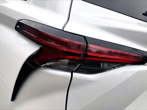 Used 2025 Toyota Sienna Platinum image 29