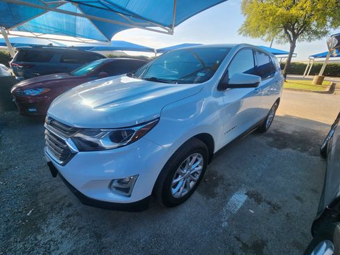 Used 2019 Chevrolet Equinox LT w/ Driver Convenience Package FWD image 2