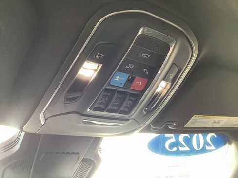 Used 2025 Jeep Wagoneer S Limited image 19