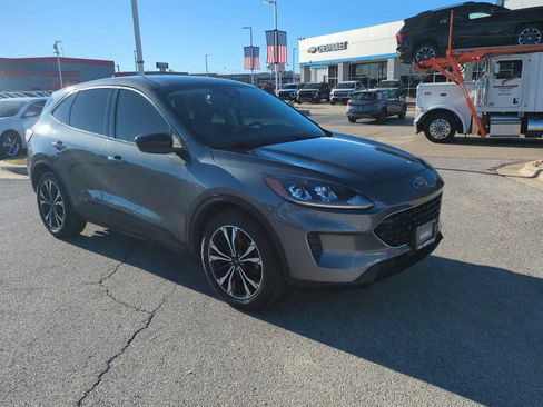 Used 2022 Ford Escape SE w/ SE Sport Appearance Package image 2