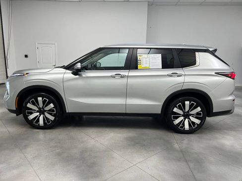 Used 2025 Mitsubishi Outlander SE AWD/4WD image 4