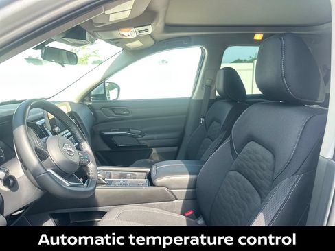 Certified 2025 Nissan Pathfinder SV w/ SV Premium Package FWD image 11