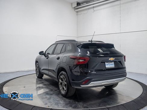 Used 2025 Chevrolet Trax LT w/ Driver Confidence Package image 5