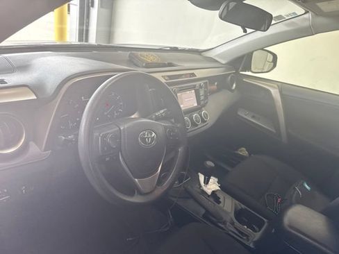 Used 2018 Toyota RAV4 LE FWD image 9