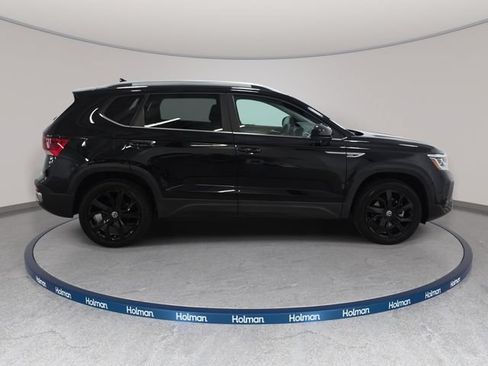Used 2022 Volkswagen Taos SEL w/ Panoramic Sunroof Package FWD image 5