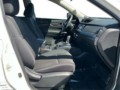 Used 2017 Nissan Rogue SV w/ SV Premium Package image 17