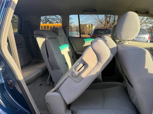 Used 2005 Toyota Highlander 4WD V6 w/ 3rd Row image 14