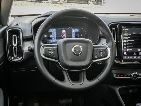 Used 2025 Volvo XC40 B5 Plus AWD/4WD image 6