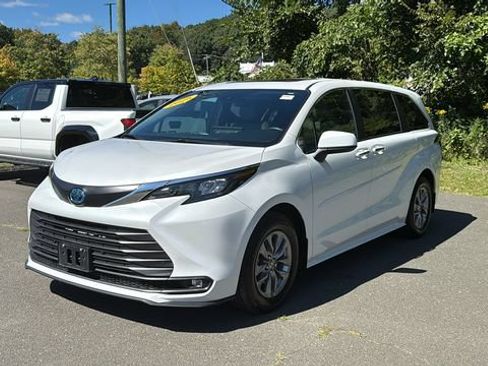 Used 2025 Toyota Sienna XLE AWD/4WD image 3