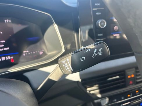 Used 2025 Volkswagen Jetta SE w/ Sunroof Package image 19