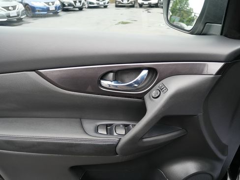 Used 2018 Nissan Rogue S AWD/4WD image 15