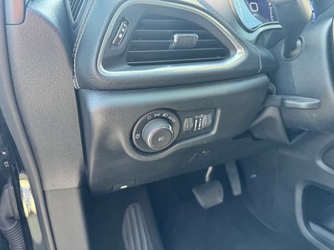Used 2025 Chrysler Pacifica Limited FWD image 4