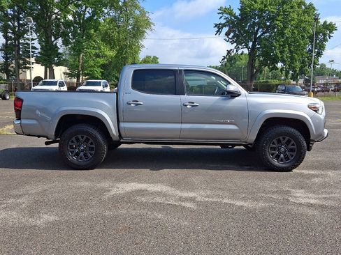 Used 2021 Toyota Tacoma SR5 AWD/4WD image 8