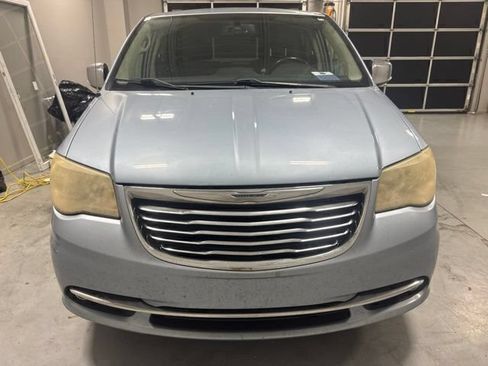 Used 2013 Chrysler Town & Country Touring-L w/ Trailer Tow Group FWD image 2