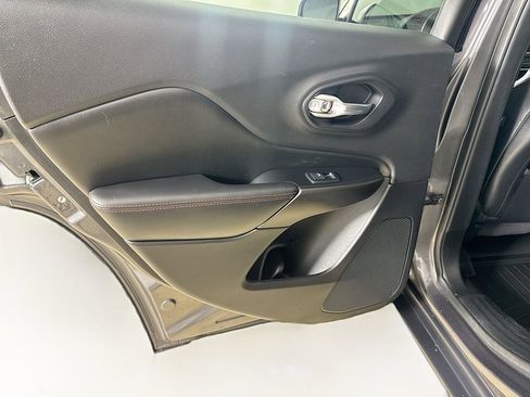 Used 2019 Jeep Cherokee Trailhawk AWD/4WD image 21