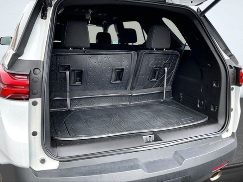 Used 2023 Chevrolet Traverse LT w/ Midnight/Sport Edition image 5