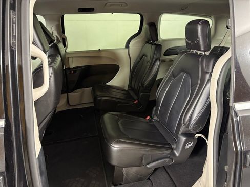 Used 2023 Chrysler Pacifica Touring-L FWD image 33