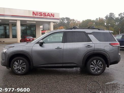 New 2025 Nissan Pathfinder SV image 4