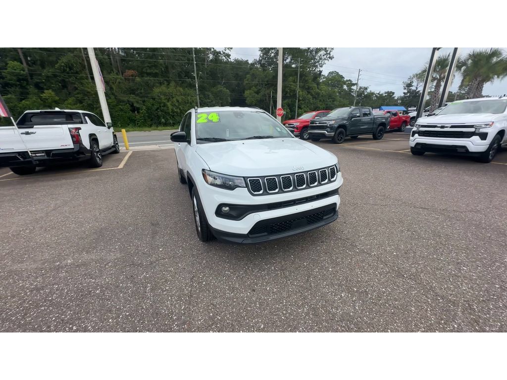 Used 2024 Jeep Compass Latitude AWD/4WD image 2